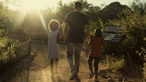 Familia explorando el sendero Wildflower Trail en Desert Botanical Garden
